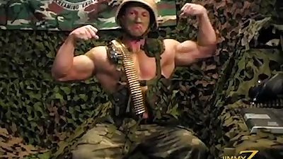 Armee bodybuilder Soldat beugen und Zeigen aus jack aus