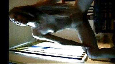 seksi si rambut coklat memainkan pada webcam - tightandhornycom