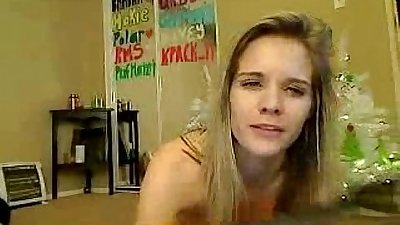 blonde remaja bermain dengan mainan pada webcam