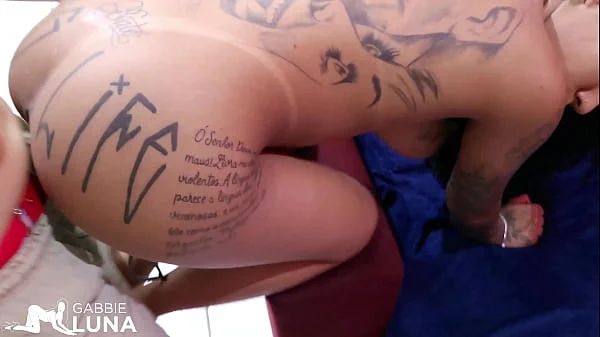 Dei o Meu Cuzinho pra Três Pessoas na Suruba em Casa! Vem ver Minhas Amigas Gostosas, e Eu Levando Muita Rola Grande no Sofá! SEXO GRUPAL! Full on RED