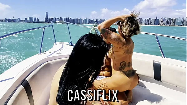 Eu amo ficar nua no mar, então fui foder no barco com pauzudo e sentar no pau dele ate me encher de porra quentinha. Cassiflix videos completos