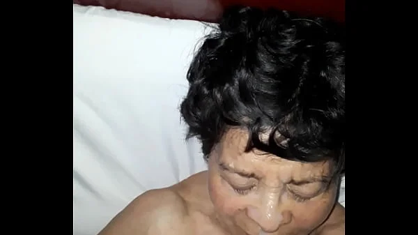 Follando a mi abuelita en mi casa parte(3)