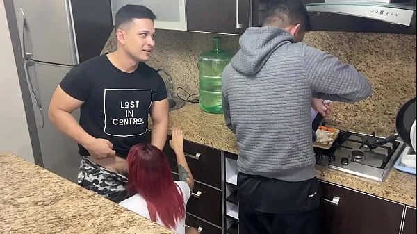 El Amigo de mi Marido me Agarra el Culo cuando estoy Cocinando al Lado de mi Marido que no sabe que su Amigo Me Trata como una Puta NTR