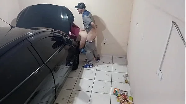 Patroa e cliente ficou com tesão na oficina do mecânico tarado!