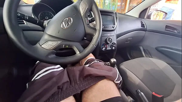 Pedindo informações na rua para uma bela mulher no ponto de ônibus!