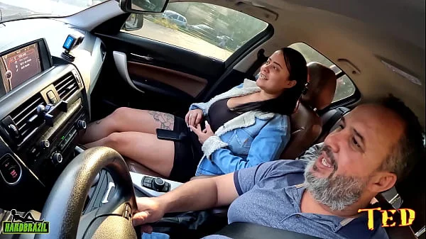 Casal de fã entra na carona e promete menage com Ted - Pamela Sagaz