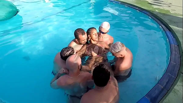 A putaria rolou solta e eu dei gostoso. Fiz um gangbang com 7 homens.