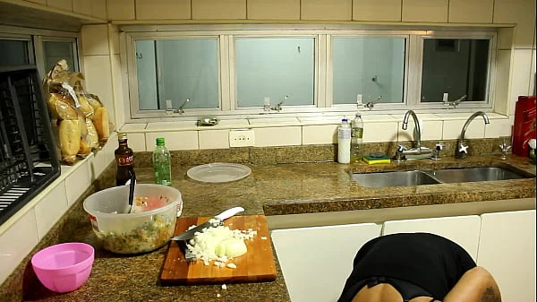 A esposa prepara o jantar e recebe uma massagem completa depois