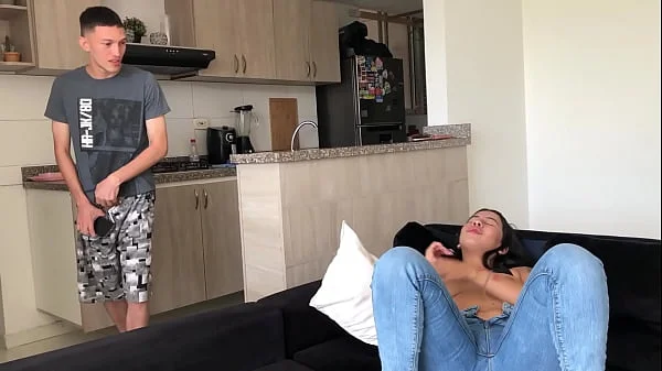 masturbándome con mi hermanastra - culo enorme - en español