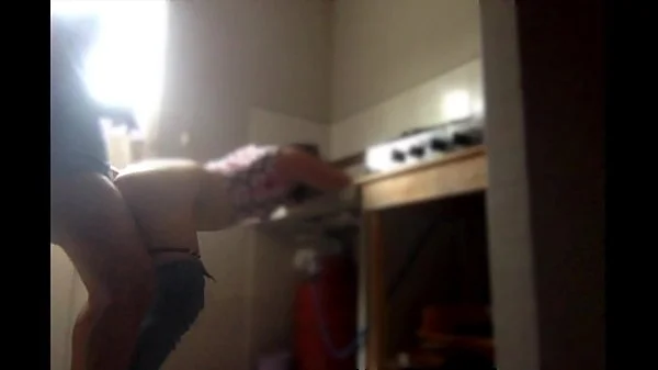 Mi hermanastra disfruta cocinar mientras le meto la pinga y acabo en su boca