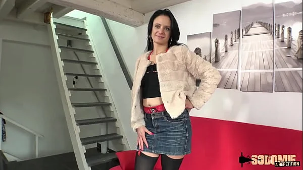 Angelina se fait baiser par une très grosse bite