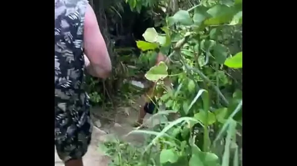 Entramos numa trilha pra fazer uma suruba na praia