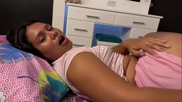 padrastro accidentalmente confunde a su hijastra con su esposa llenandole el coño de semen