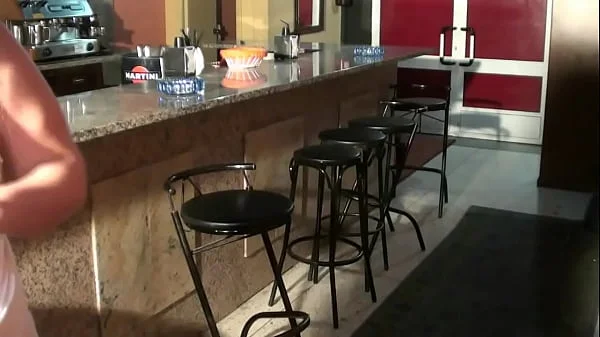 Mi Novio No Me Folla. Estoy muy caliente y me voy a Follar al Repartidor que trae la mercancía a mi Trabajo