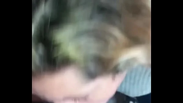 Se la traga hasta el fondo y le acabo en el fondo de su garganta