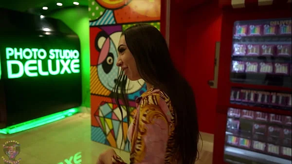 Queen Of Hell Gets Her Pussy Plastered After Valet Worker Ask For A Tip For His Services