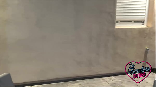 Katy, jeune brunette aux cuisses bien ouvertes