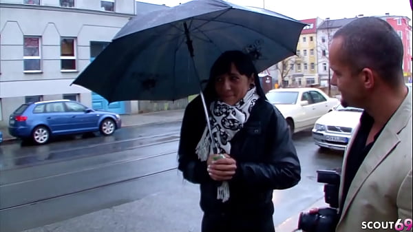 Reife deutsche Hausfrau in Leder Leggings bei Straßen Casting gefickt