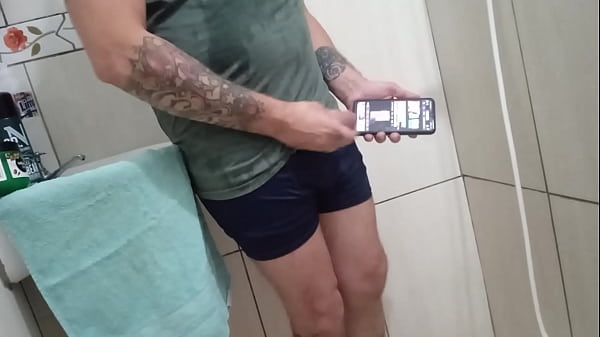 minha MADASTRA me pego batenu punheta no banheirro  safada pego no meu pau