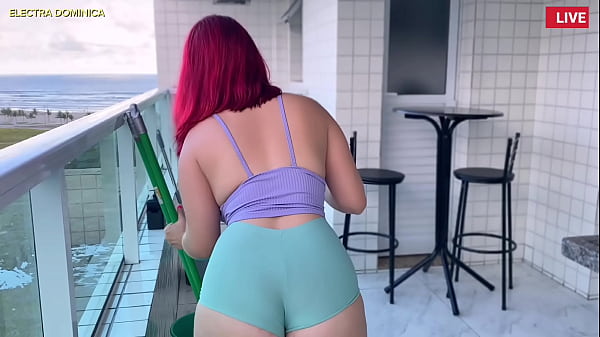 Contratei essa empregada e ela é muito safada, veio com mini shorts para me deixar excitado, eu fiquei louco