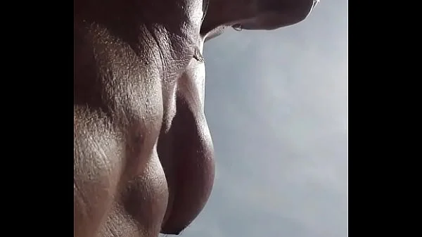 exhib de ma bite et mon cul sur la plage naturiste et pipi dans la mer, partie 1,