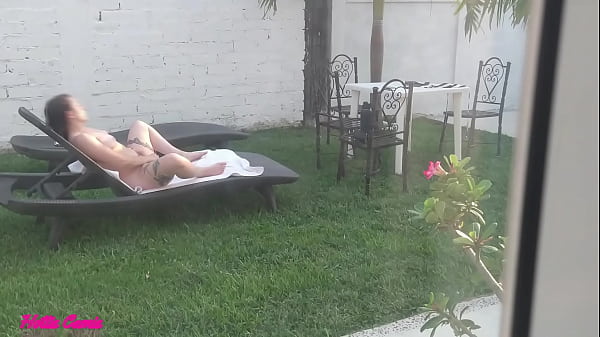 grabe a mi cuñada tomando el sol desnuda y masturbandose en el jardin