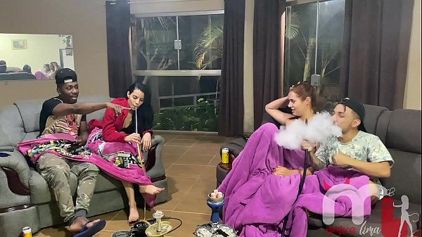 O anão adormeceu e sua namorada acabou caindo na putaria e deu a bucetinha para o pau preto grande. (AMOR E SEXO - Karen Oliver - Pistolinha Ator - Casal Porra Loka)