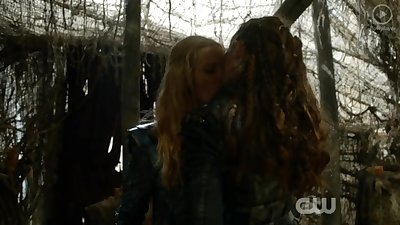إليزا تايلور & alycia debnam كاري - مثلية قبلة