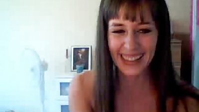 Petit poitrine gf avec rasée CHATTE se masturbe sur webcam