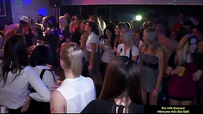nyata parti euro remaja menghisap penis