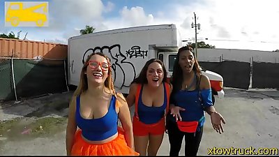 Sexy Latijn Tiener squirter slaat haar auto Van wordt getrokken